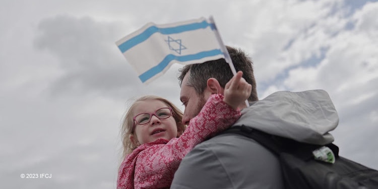 Young girl and father realize dream of making aliyah to Israel from Ukraine