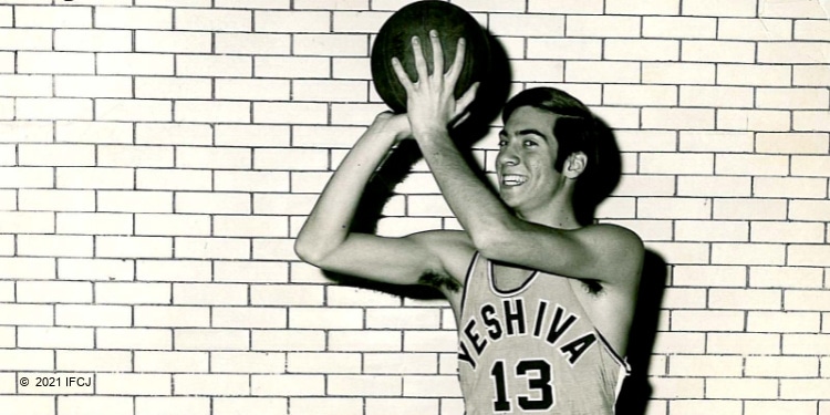 Yechiel Eckstein on Yeshiva basketball team, 1968