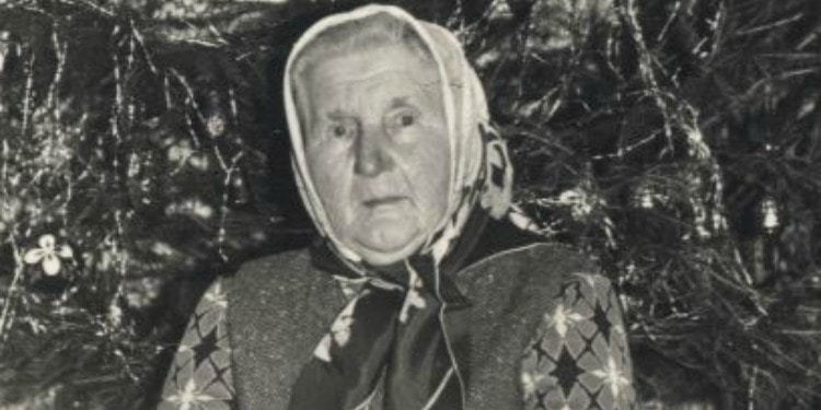 Yekaterina Lipinskaya, an elderly Jewish woman with a tree behind her.