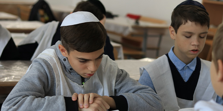 Young boys during a Tikva prayer