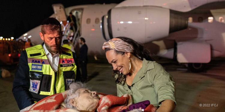 Yael Eckstein with elderly olim on Fellowship flight from Ukraine