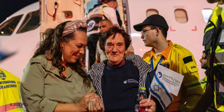 Yael Eckstein helping an Elderly Jewish woman off an Aliyah flight.