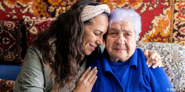 Yael Eckstein embracing elderly Jewish woman