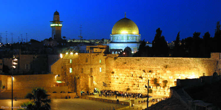 Worshipers gather for Tisha B'Av at Western Wall