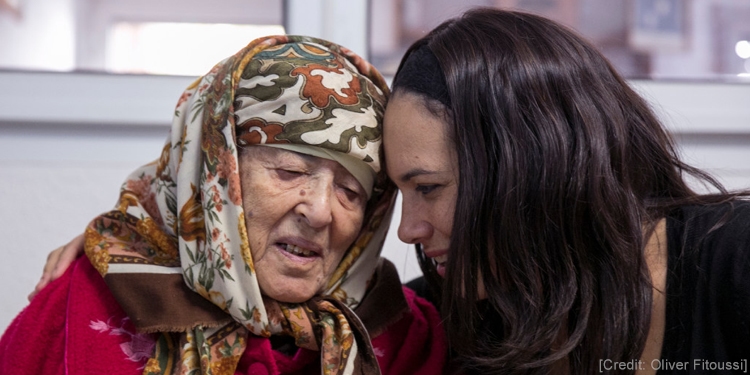 Yael Eckstein bonding with an IFCJ recipient.