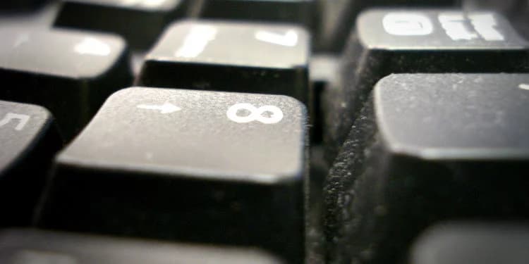 Close up image of the number eight on a computer keyboard.