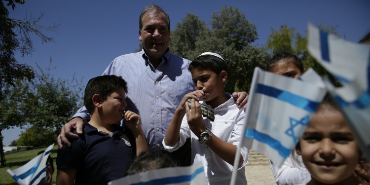 Rabbi Eckstein with olim children