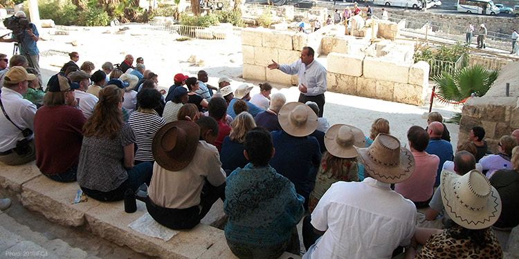 Rabbi Eckstein talking to a large crowd of people.