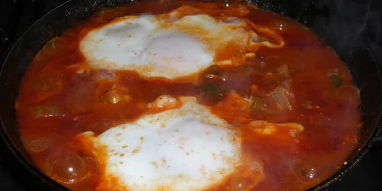 Close up of shakshouka in a pot.