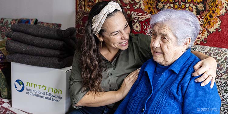 Elderly woman sit on couch with Yael Eckstein