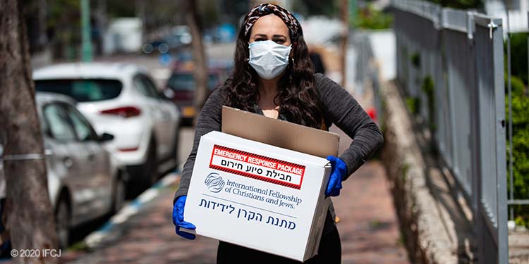 Yael Eckstein distributing emergency package