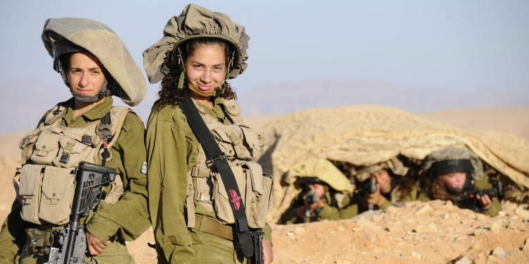 female soldiers serving in the Israel Defense Forces