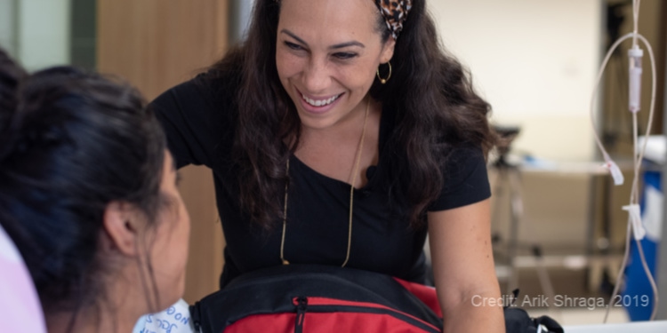 yael eckstein blessing the wounded idf israeli female soldier aden in israel