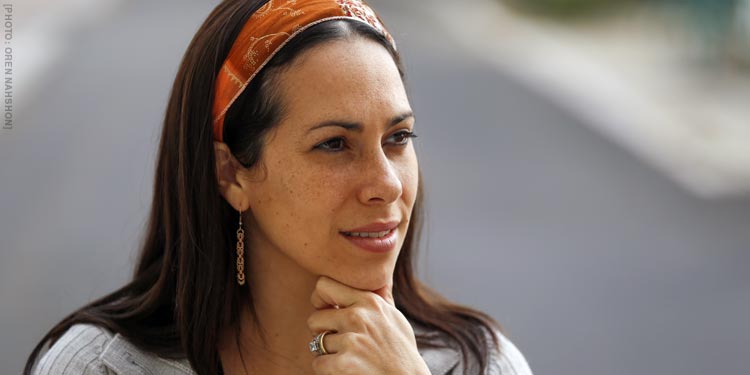 Yael Eckstein thinking with her hand on her chin